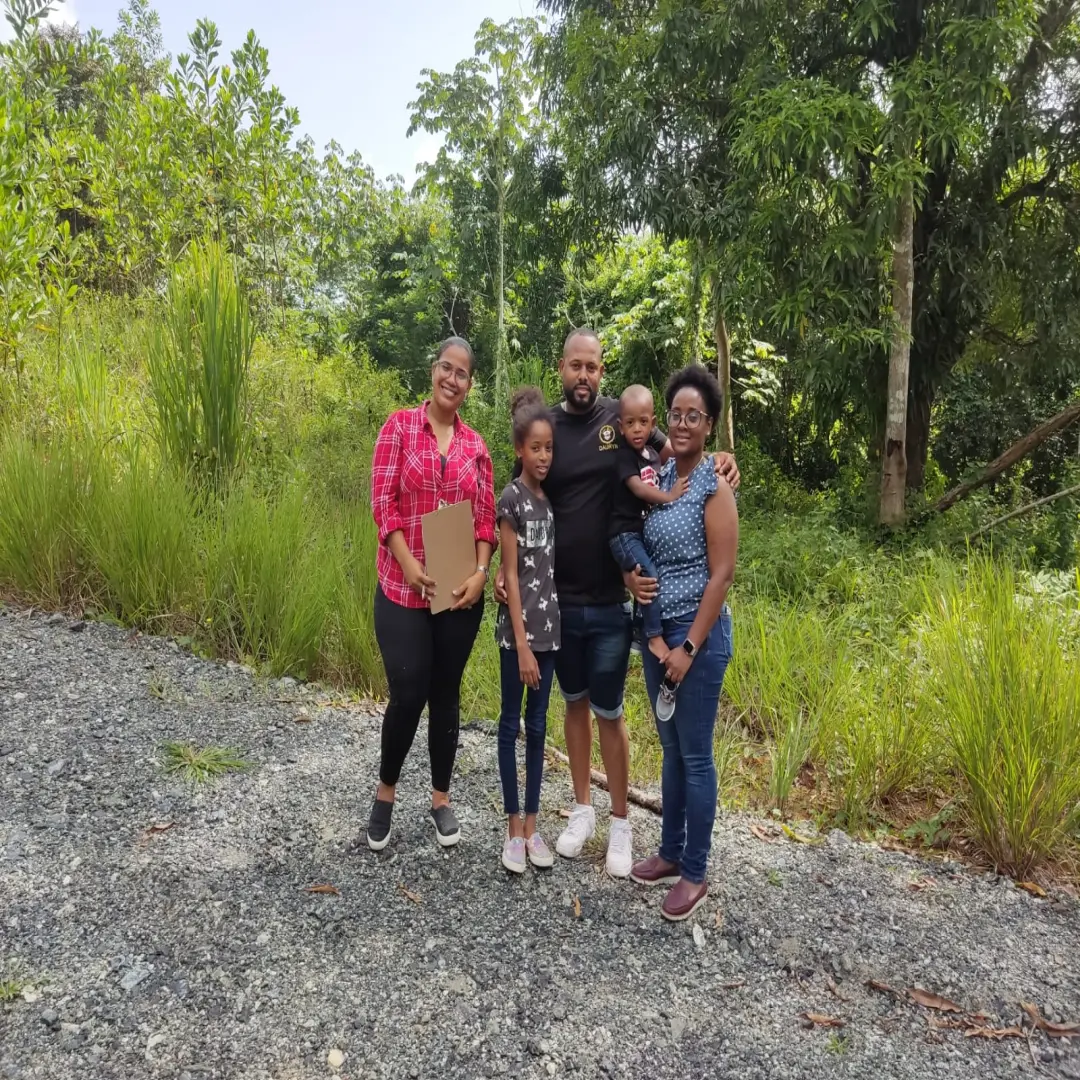 Familia-visionaria-feliz.webp